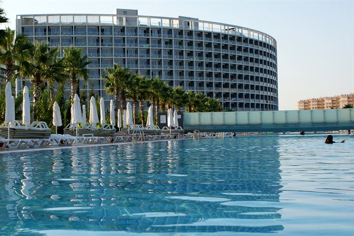 Hotelsteg mit Sitzsäcken am Strand von Antalya