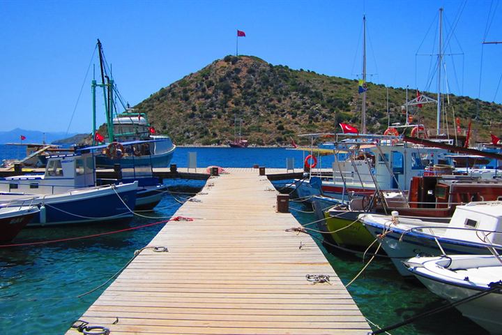 Bootssteg in einer Bucht bei Bodrum