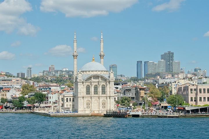 Ortaköy-Moschee am Bosporus in Istanbul