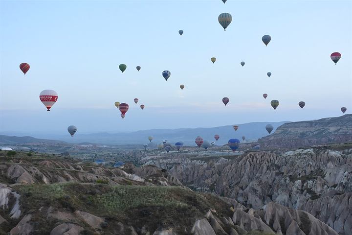 Heißluftballons über den Tälern von Göreme
