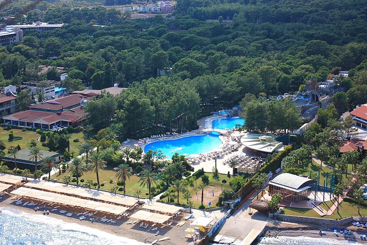 Ferienanlage mit Pools und Strand bei Kemer