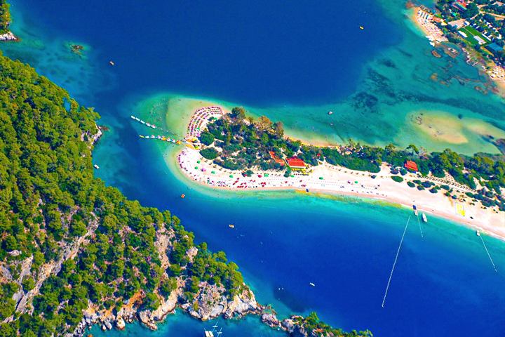Blaue Lagune von Ölüdeniz mit Strandliegen und Booten